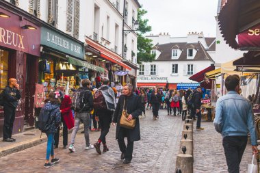 Paris, Fransa - 02 Ekim 2018: Paris 'teki birçok güzel cadde ve bulvardan biri.