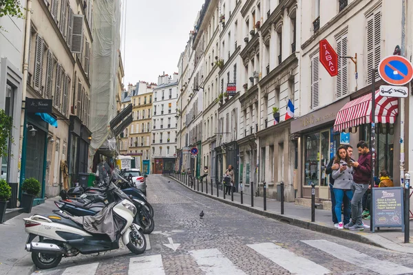 Paris, Fransa - 02 Ekim 2018: Paris 'teki birçok güzel cadde ve bulvardan biri.