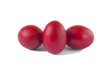 Beyaz arka planda üç kırmızı paskalya yumurtası izole edilmiş.