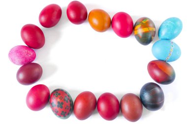 Renkli paskalya yumurtaları beyaz arkaplanda izole edilmiş bir çerçeve oluşturuyor.