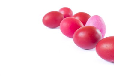 Beyaz zemin üzerinde izole edilmiş kırmızı ve pembe paskalya yumurtaları.
