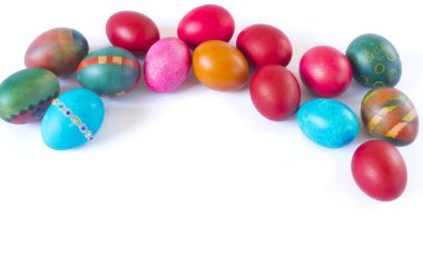 Renkli paskalya yumurtaları beyaz zemin üzerinde izole edilmiş ve metin için yer var