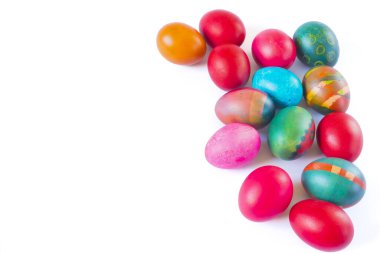 Renkli paskalya yumurtaları beyaz zemin üzerinde izole edilmiş ve metin için yer var