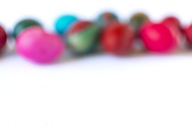 Beyaz arkaplanda bulanık paskalya yumurtaları.