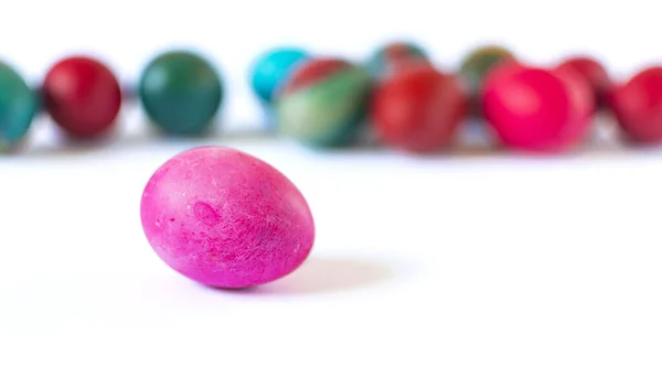 Ovo Páscoa Rosa Foco Com Ovos Coloridos Segundo Plano Branco — Fotografia de Stock