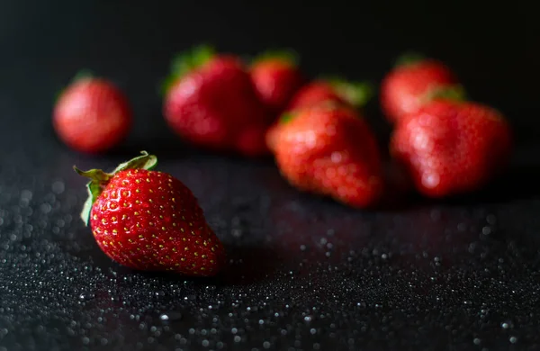 Fresh Juicy Red Strawberries Black Background Drops Water — Stock Photo, Image
