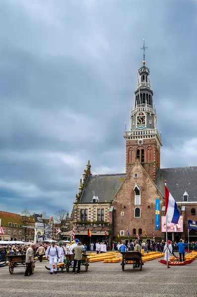 Mercado tradicional de queijo holandês em Alkmaar, Países Baixos — Fotografia de Stock