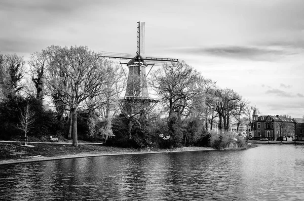Moinho de vento holandês típico em Alkmaar — Fotografia de Stock