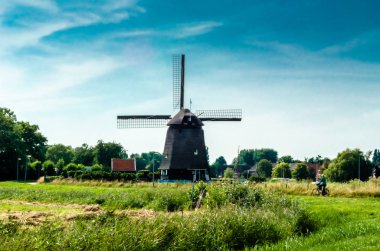 Geleneksel Hollanda yel değirmeni