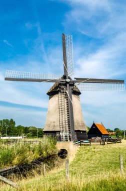 Geleneksel Hollanda yel değirmeni