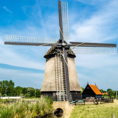 Geleneksel Hollanda yel değirmeni