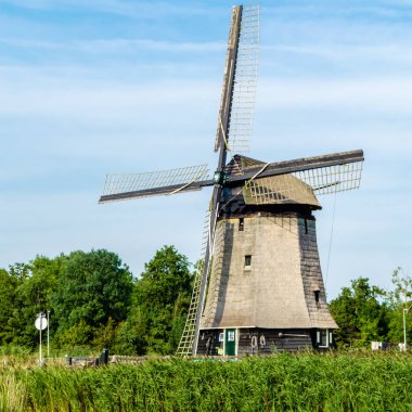 Geleneksel Hollanda yel değirmeni