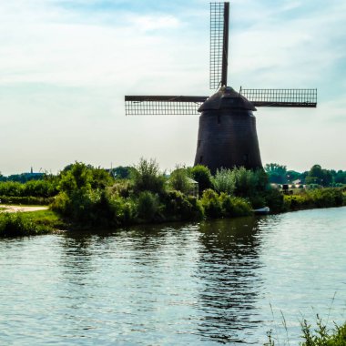Geleneksel Hollanda yel değirmeni