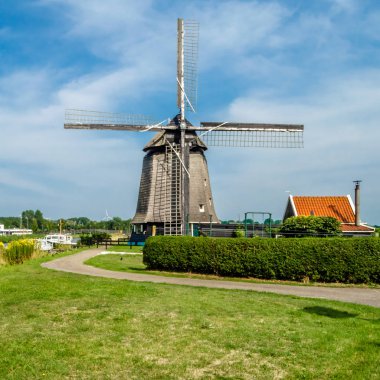 Geleneksel Hollanda yel değirmeni