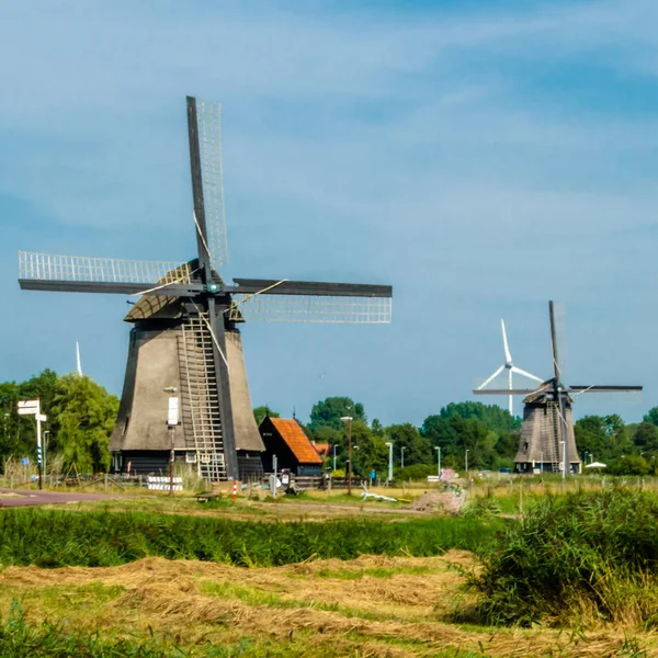 Molino de viento holandés tradicional —  Fotos de Stock