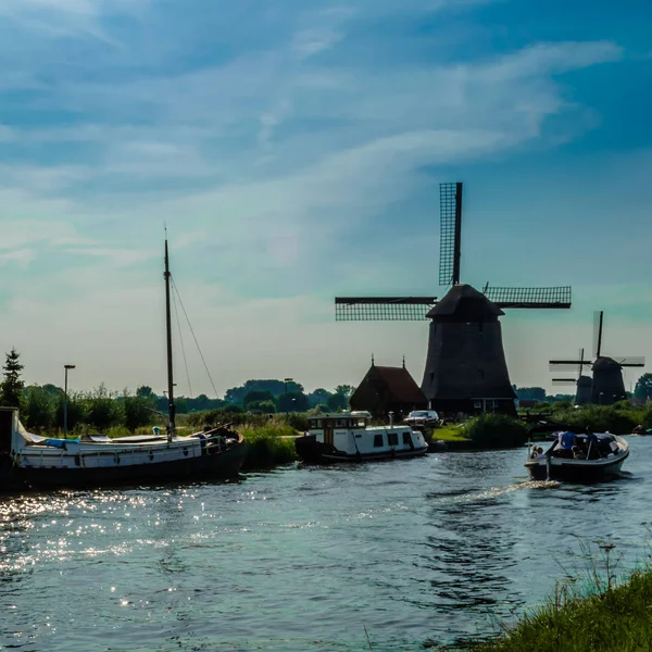 Moulin à vent hollandais traditionnel — Photo