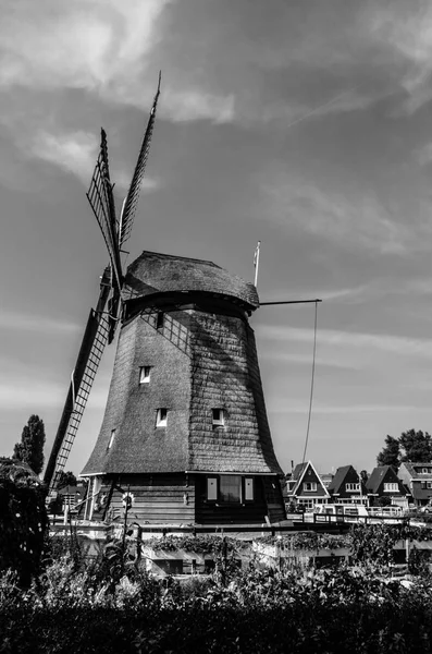 Moulin à vent néerlandais noir et blanc — Photo