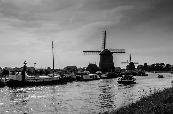 Moulin à vent néerlandais noir et blanc — Photo