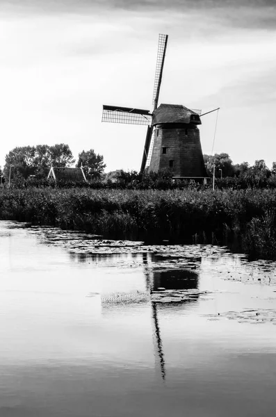 Fekete-fehér holland szélmalom — Stock Fotó