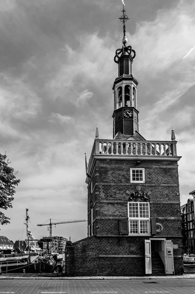 ALKMAAR, PAÍSES BAIXOS - 25 DE AGOSTO DE 2013: Paisagem urbana em Alkmaar, Países Baixos — Fotografia de Stock