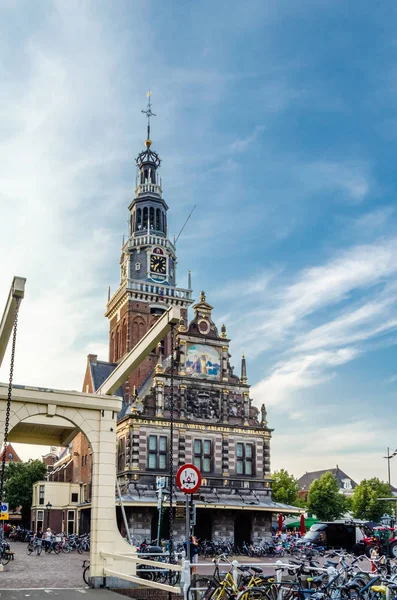 Alkmaar, Nederländerna - 25 augusti, 2013: Urbana landskapet i Alkmaar, Nederländerna — Stockfoto