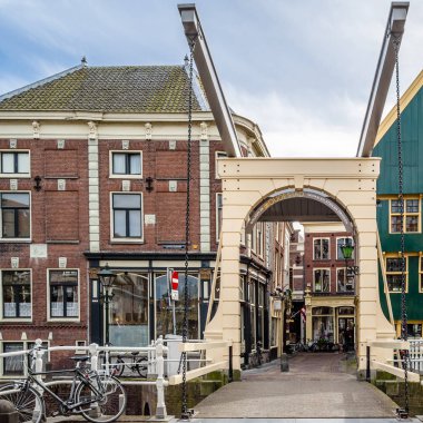 Alkmaar, Hollanda - 22 Nisan 2016: Kentsel peyzaj Alkmaar, Hollanda