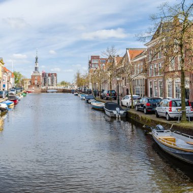 Alkmaar, Hollanda - 22 Nisan 2016: Kentsel peyzaj Alkmaar, Hollanda