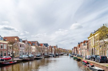 Alkmaar, Hollanda - 22 Nisan 2016: Kentsel peyzaj Alkmaar, Hollanda