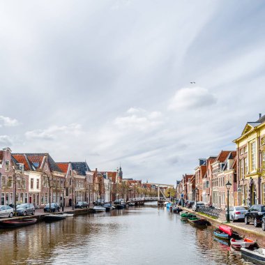 Alkmaar, Hollanda - 22 Nisan 2016: Kentsel peyzaj Alkmaar, Hollanda