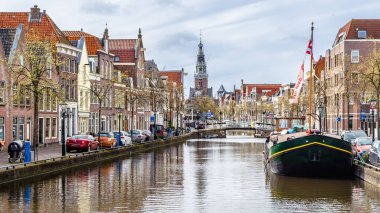 Alkmaar, Hollanda - 22 Nisan 2016: Kentsel peyzaj Alkmaar, Hollanda