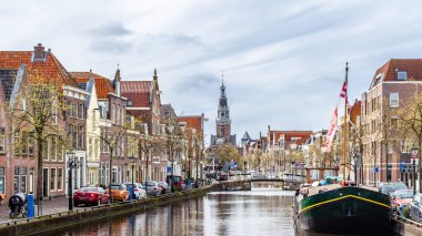 Alkmaar, Hollanda - 22 Nisan 2016: Kentsel peyzaj Alkmaar, Hollanda