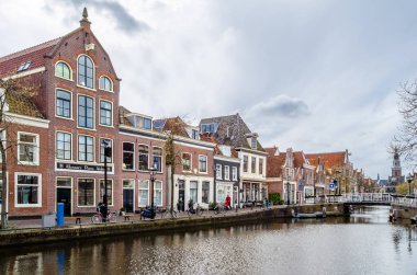 Alkmaar, Hollanda - 22 Nisan 2016: Kentsel peyzaj Alkmaar, Hollanda