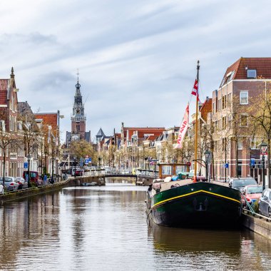 Alkmaar, Hollanda - 22 Nisan 2016: Kentsel peyzaj Alkmaar, Hollanda