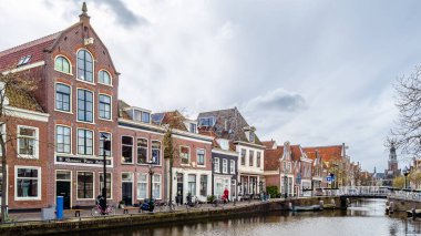 Alkmaar, Hollanda - 22 Nisan 2016: Kentsel peyzaj Alkmaar, Hollanda