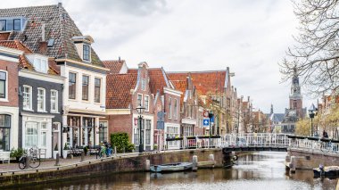 Alkmaar, Hollanda - 22 Nisan 2016: Kentsel peyzaj Alkmaar, Hollanda