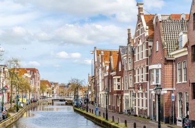 Alkmaar, Hollanda - 22 Nisan 2016: Kentsel peyzaj Alkmaar, Hollanda