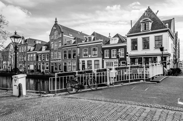 ALKMAAR, THE NETHERLANDS - APRIL 22, 2016: Urban landscape in Alkmaar, the Netherlands — Stock Photo, Image