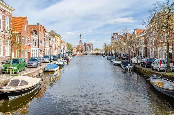 ALKMAAR, THE NETHERLANDS - APRIL 22, 2016: Urban landscape in Alkmaar, the Netherlands — Stock Photo, Image