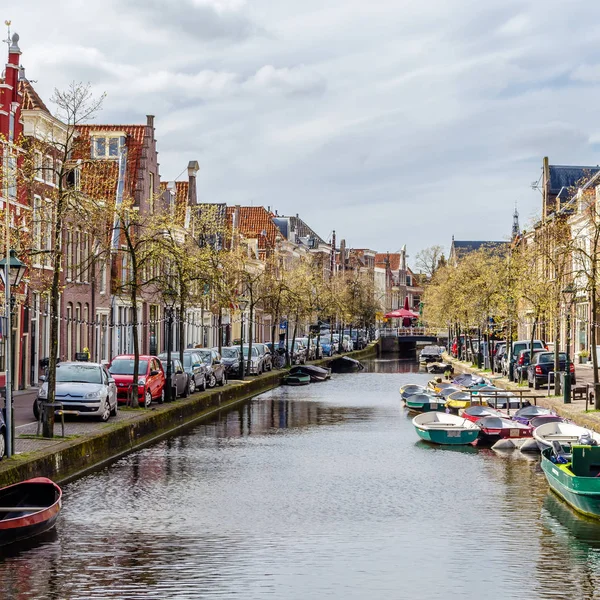 Alkmaar, Hollanda - 22 Nisan 2016: Kentsel peyzaj Alkmaar, Hollanda