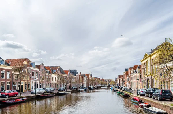 Alkmaar, Hollanda - 22 Nisan 2016: Kentsel peyzaj Alkmaar, Hollanda
