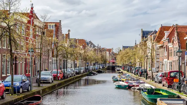 Alkmaar, Hollanda - 22 Nisan 2016: Kentsel peyzaj Alkmaar, Hollanda