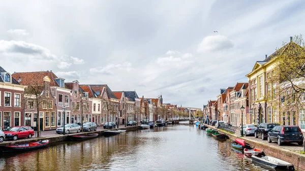 Alkmaar, Hollanda - 22 Nisan 2016: Kentsel peyzaj Alkmaar, Hollanda