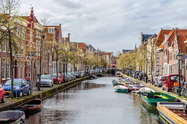 Alkmaar, Hollanda - 22 Nisan 2016: Kentsel peyzaj Alkmaar, Hollanda