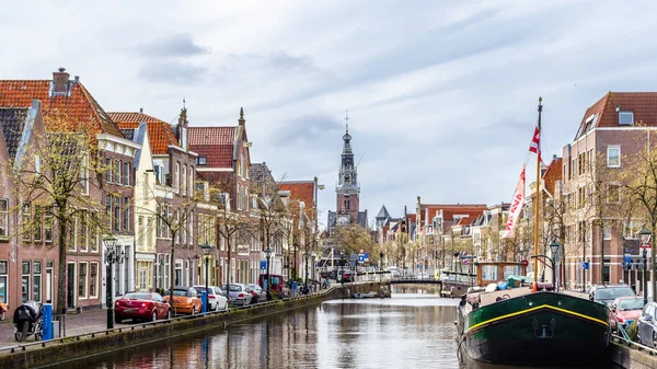 Alkmaar, Hollanda - 22 Nisan 2016: Kentsel peyzaj Alkmaar, Hollanda