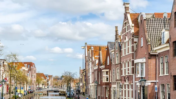 Alkmaar, Hollanda - 22 Nisan 2016: Kentsel peyzaj Alkmaar, Hollanda