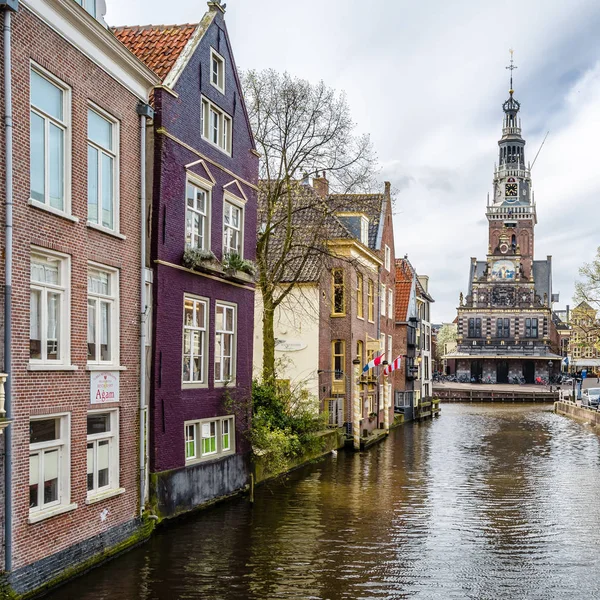 Alkmaar, Holandia - 22 kwietnia 2016: Krajobraz miejski w Alkmaar, Holandia — Zdjęcie stockowe