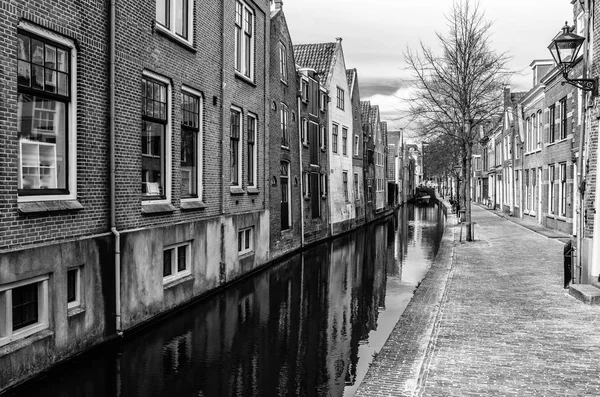 Schwarz-weißes Stadtbild von Alkmaar, die Niederlande — Stockfoto