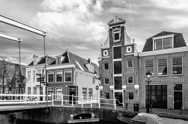 Brücke in Alkmaar, den Niederlanden — Stockfoto
