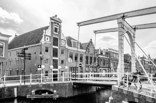 Brücke in Alkmaar, den Niederlanden — Stockfoto