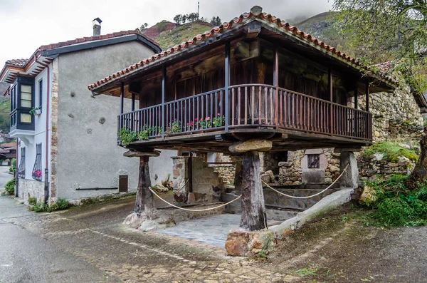 Tipikus faház Asturias, Észak-Spanyolország — Stock Fotó